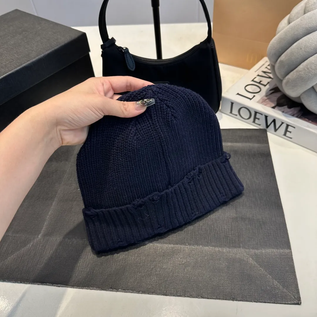 P60 Crow Heart Autumn and Winter Wool Knitted Beanie This must be the favorite of minimalism. It is clean, neat, fashionable and versatile, and will definitely not be picky about your face shape! A fashionable classic that lasts forever! Fashionable black and white can be purchased together